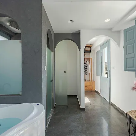 Aparthotel Blackstone Luxury Emporio (Santorini)